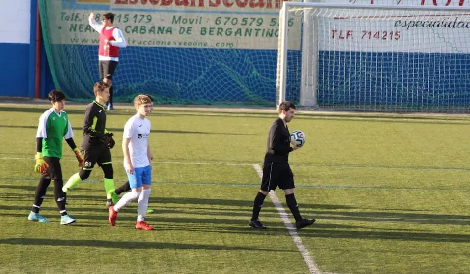 O arbitro David Vazquez Lema no Zas Ponteceso Xuveniñ-Foto-Lucas Rey