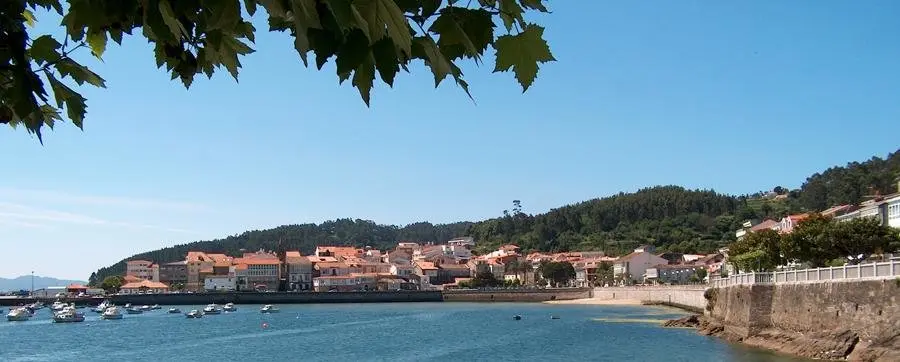 Os negocios e servizos da vila de Corcubión tamén se viron afectados polos cortes de luz.