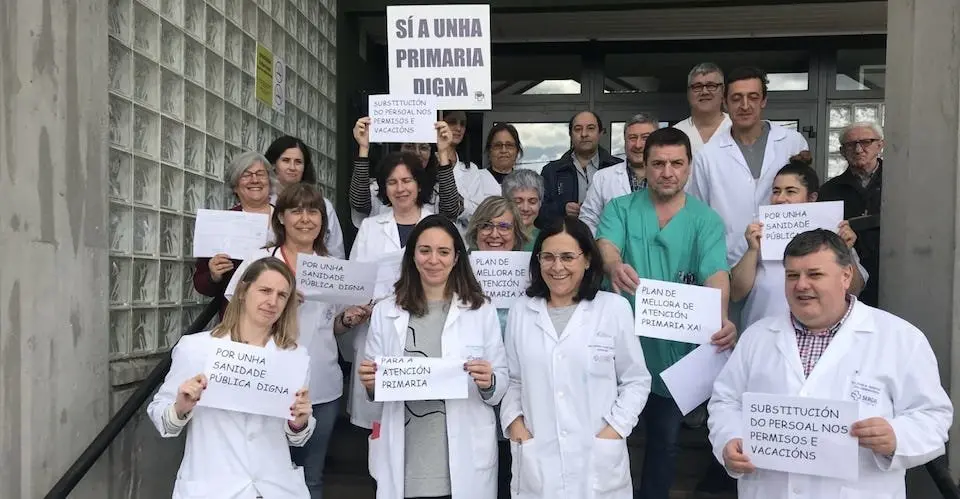 Imaxe dunha concentración este ano no Centro de Saude de Carballo por unha atención primaria digna