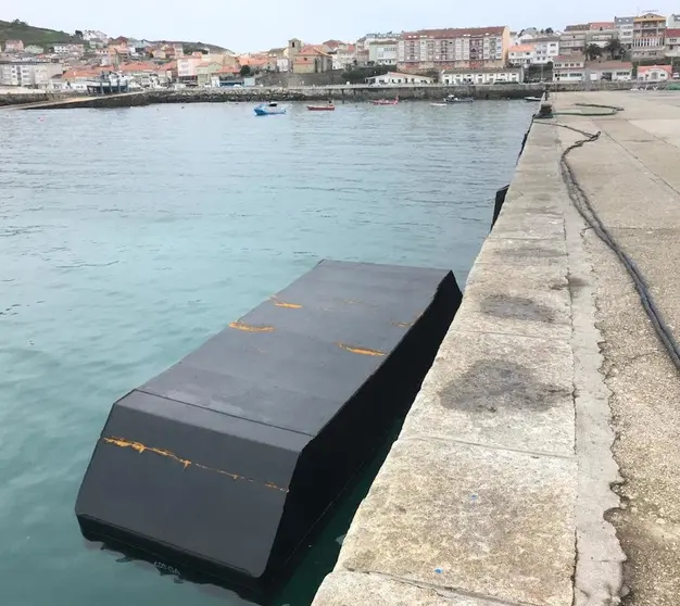 Un das pontonas rescatadas no porto de Laxe-Foto-Vitor de Mira