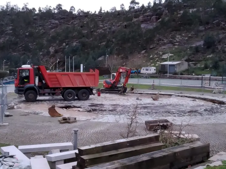 Imaxe do inicio das obras da pérgola no Ézaro