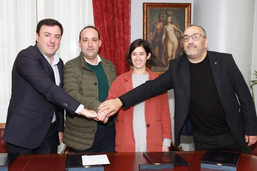 O presidente da Deputación da Coruña, Valentín González Formoso, e o alcalde do Concello de Malpica, Walter Pardo, a concelleira de Cultura e Olería, Leticia Naya, e do deputado de Patrimonio, Xosé Lois Penas.