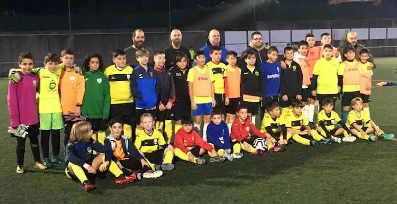 Foto de familia da Seleccions da Costa e Dumbria e arbitro David Cancela