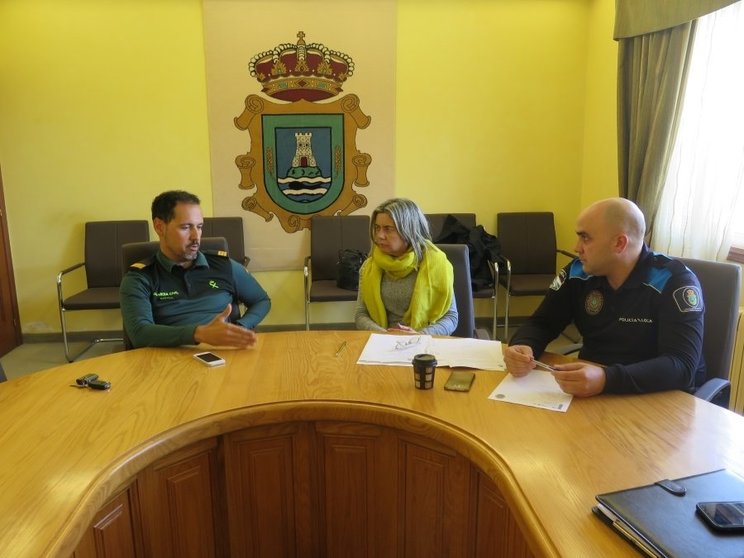 A Mesa contou coa participación da directora do CIM, o xefe da Policía Local e o comandante de posto da Garda Civil da Laracha.