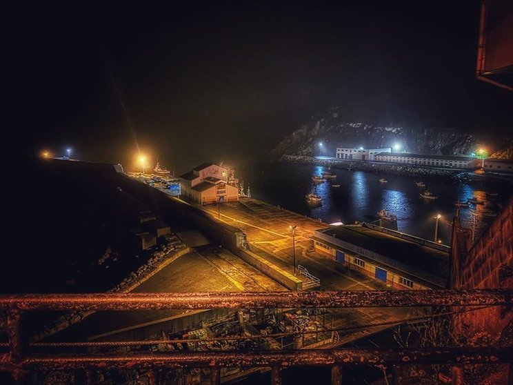 Vista nocturna do Porto de Malpica-Foto-Juanma Trillo