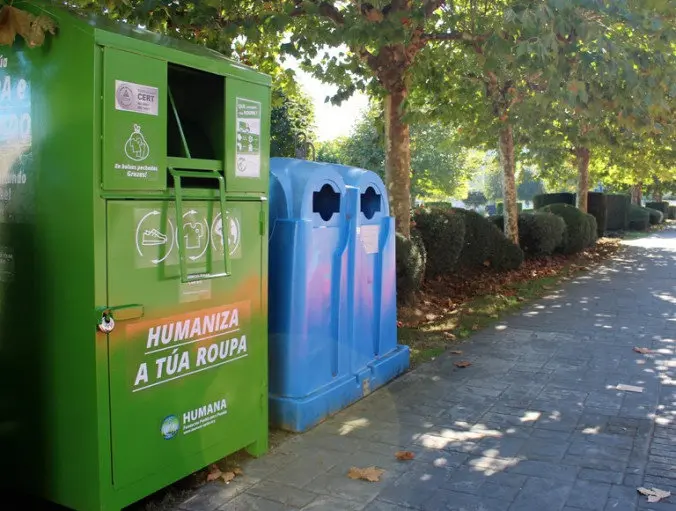 Punto de recollida de roupa usada de Humana na Avenida Bergantinos de Carballo