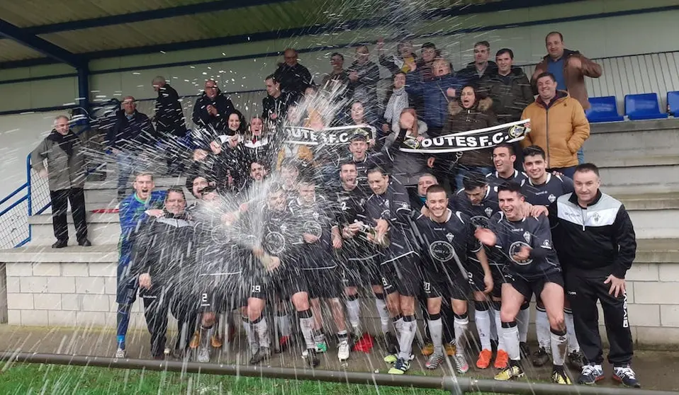 O Outes celebrando o ascenso a Liga da Costa nas Fontinas