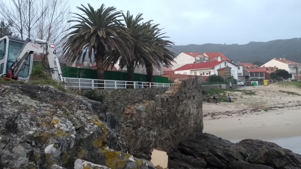 Demolicion da caseta de pescadores do Rumbo en Sardineiro