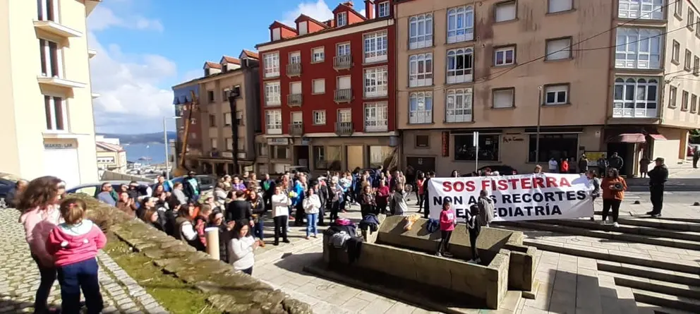 Concentracion en Fisterra ante Feijoo contra os recortes en Pediatria