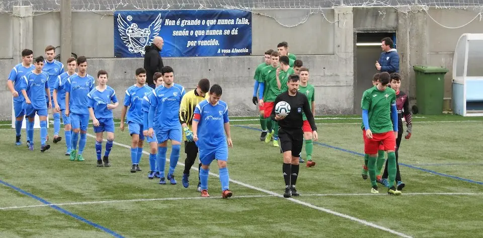 Oscar Santos pitou o Corme-Esteirana xuvenil-Foto-Fin Lema