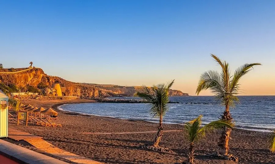 Praia das Illas Canarias coa guia de viajes Petit Fute