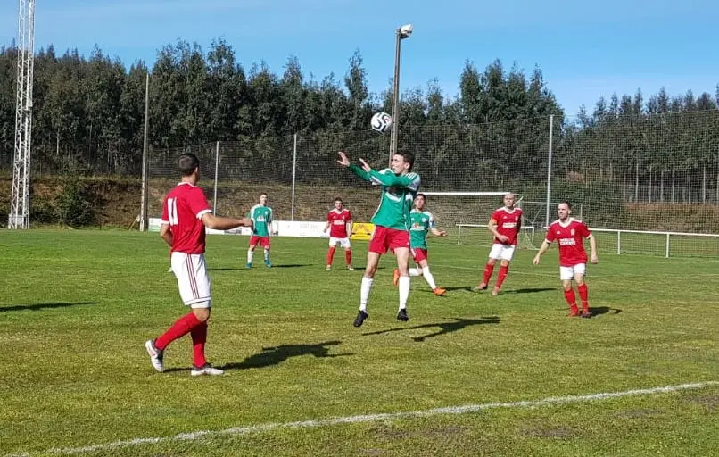 Parafita baixa un balon co Sofan en Boimorto