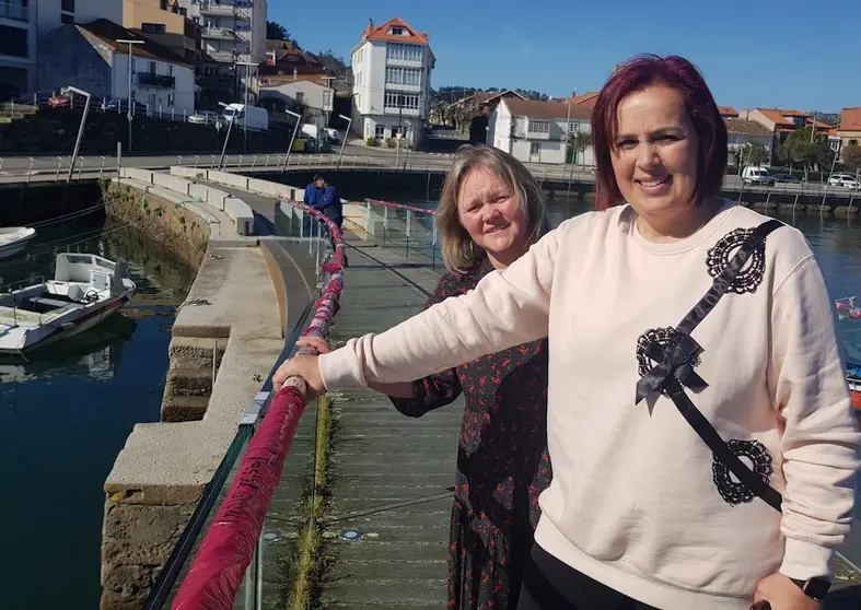 A alcaldesa de Camarinas coa nova ponte da darsena