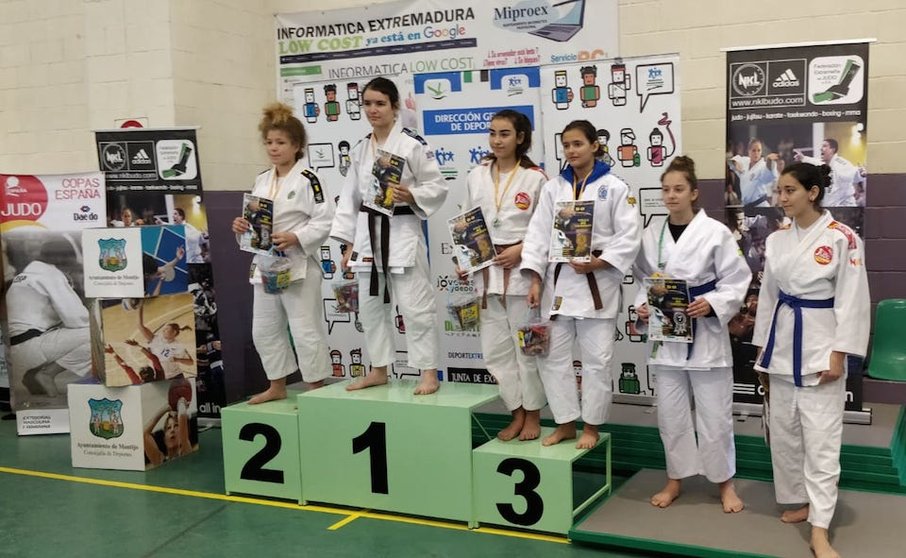 Lucia Pazos no alto do podio da SuperCopa Infantil de Judo de Extremadura