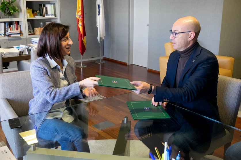 A conselleira de Medio Ambiente, Territorio e Vivenda, Ángeles Vázquez, e o alcalde de Cabana de Bergantiños, José Muíño