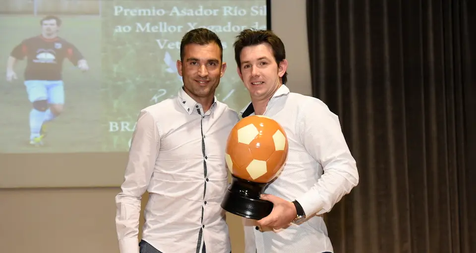 Braulio con Ivan Cancela recibindo o balon de Buno ao Mellor Xogador de Veteranos 18-19