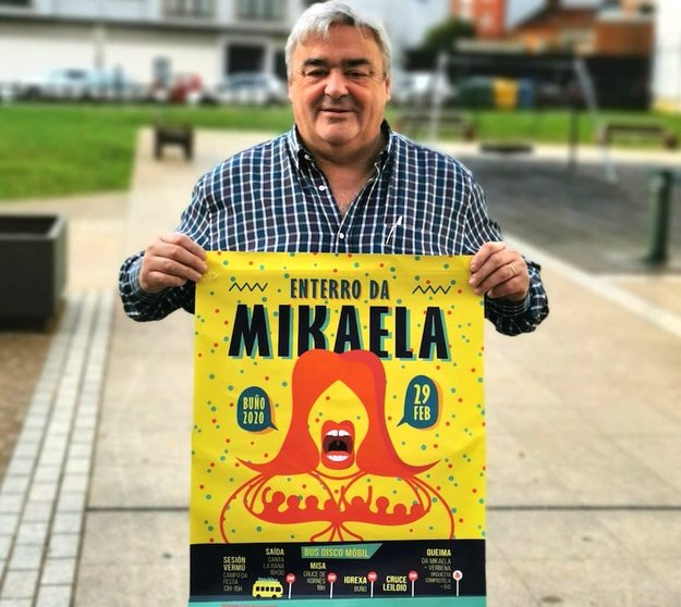 Alfredo Canino Concelleiro de Festas co cartel da Mikaela