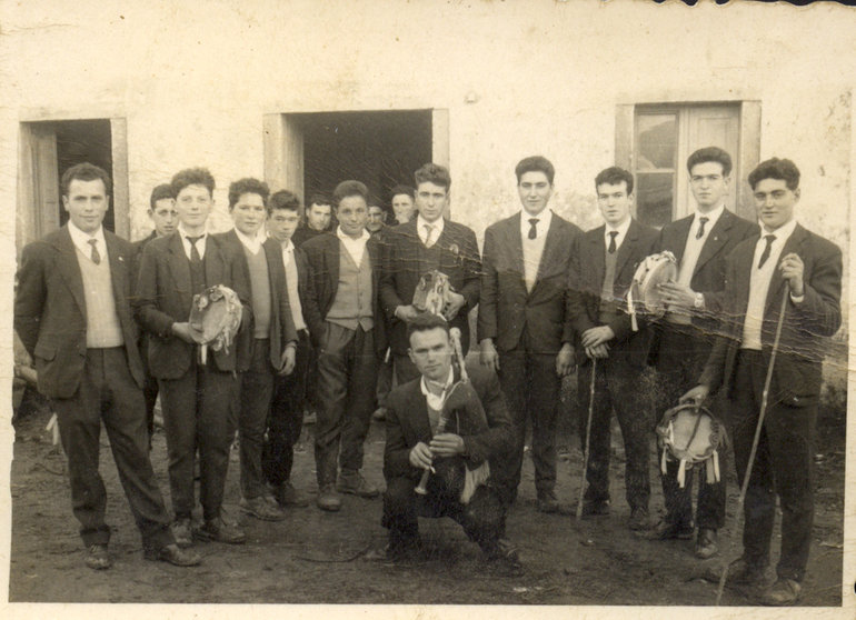 Os aghinaldeiros de Busto na Feira de Bainas arredor de 1964