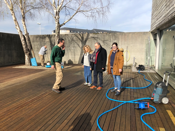 Imaxe da visita institucional ás instalacións da piscina municipal.