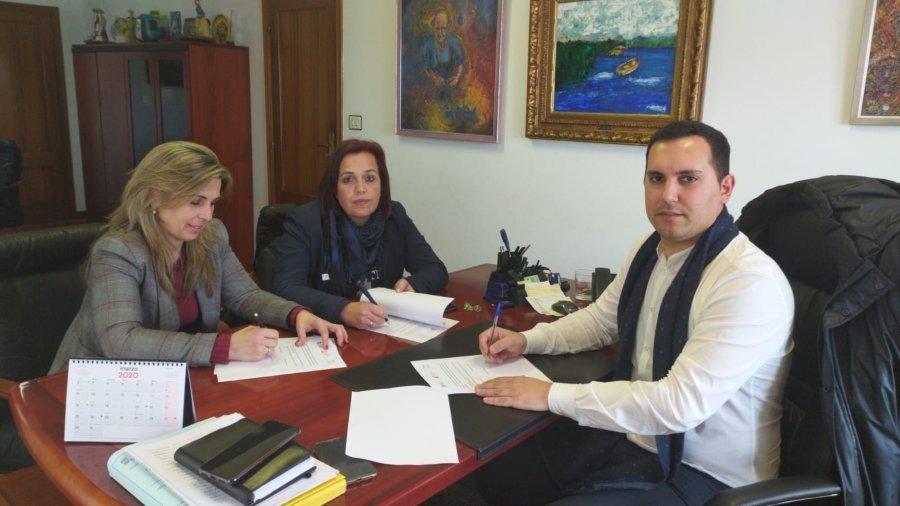 A alcaldesa de Camariñas, Sandra Insua; a alcaldesa de Vimianzo, Mónica Rodríguez; e o alcalde de Muxía, Iago Toba, na firma do acordo o pasado venres.