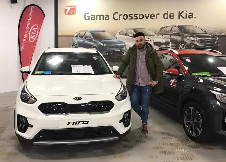 Santiago Lado Barreiro de Kia Cee con un Coche Electrico Niro