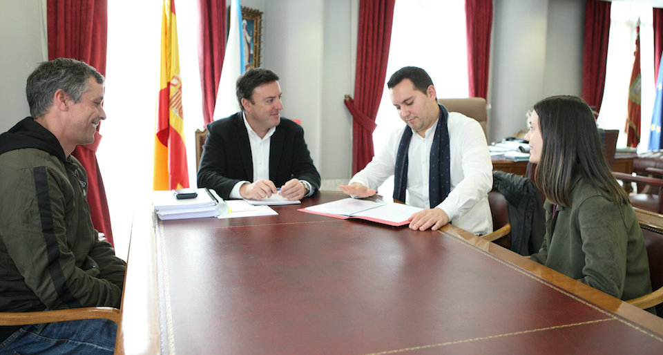 O alcalde de Muxia Iago Toba cos concelleiros Javier Romar e Olalla Benlloch e o presidente da Deputacion da Coruna