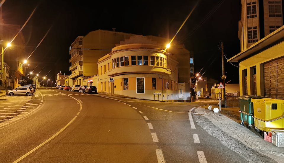 Ruas baleiras na tarde noite de Malpica