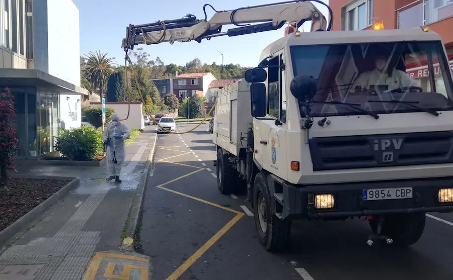 Fumigando as ruas de Vimianzo contra o coronavirus