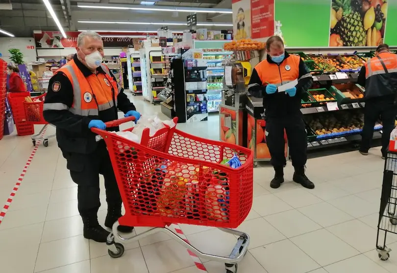 Proteccion Civil de Santa Comba facendo a compra a xentes en risco