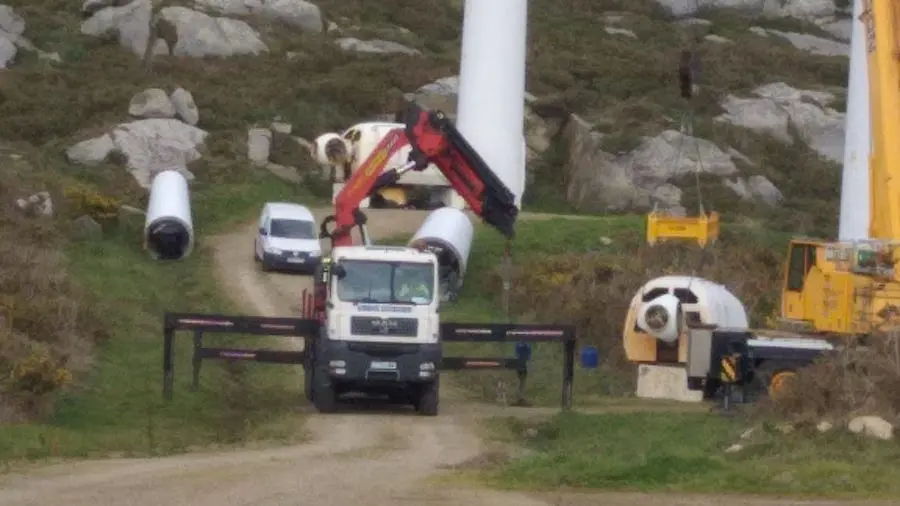 Traballando en pleno confinamento no parque eolico de Corme