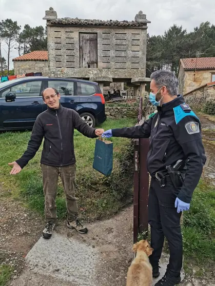 A POlicia Local de Carnota Entregando material escolar polas casas