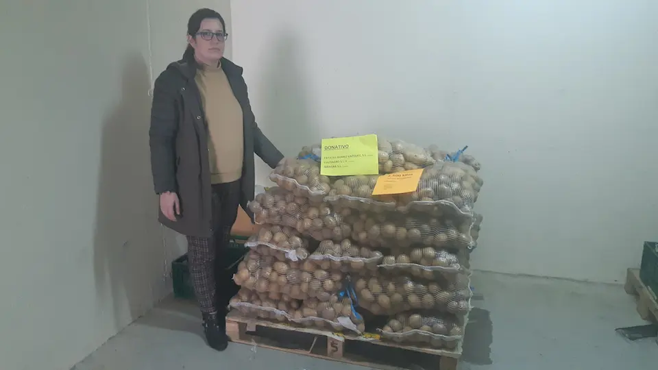 Rocío López, concelleira de Servizos Sociais,
xunto ás patacas doadas por Cultiagro-Seragra.