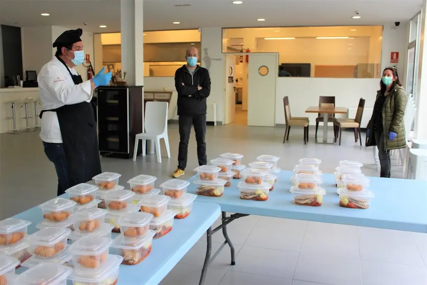 Fernando Agrasar na Cocina Solidaria da Escola Municipal de Hostaleria de Carballo