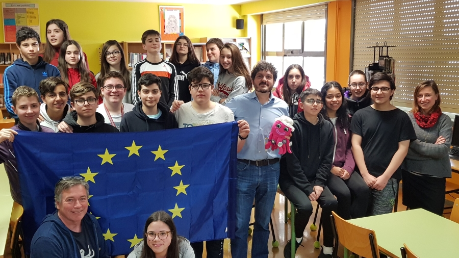 Alumnos de 3º da ESO do IES Pedra da Aguia que ían viaxar a Bruselas.