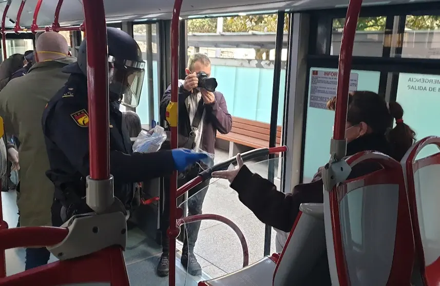 O exercito repartindo mascarillas a poboacion