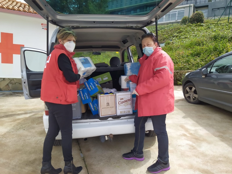 Persoal da Cruz Vermella Terra de Soneira nun reparto de alimentos.