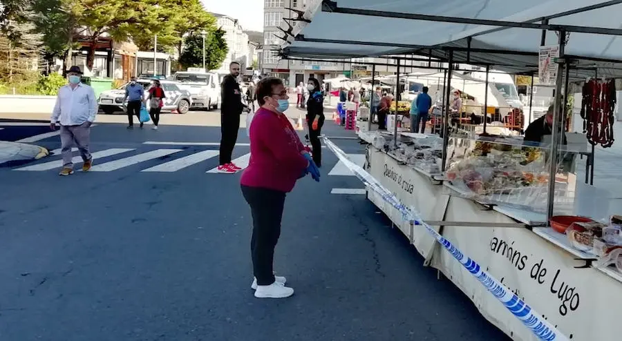 O mercadillo dominical de Cee xa volveu a actividade o pasado domingo-Foto-Rafa Quintans