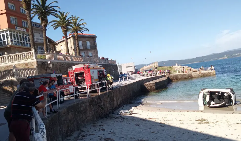 Accidente dun coche na praia da Riveira de Fisterra