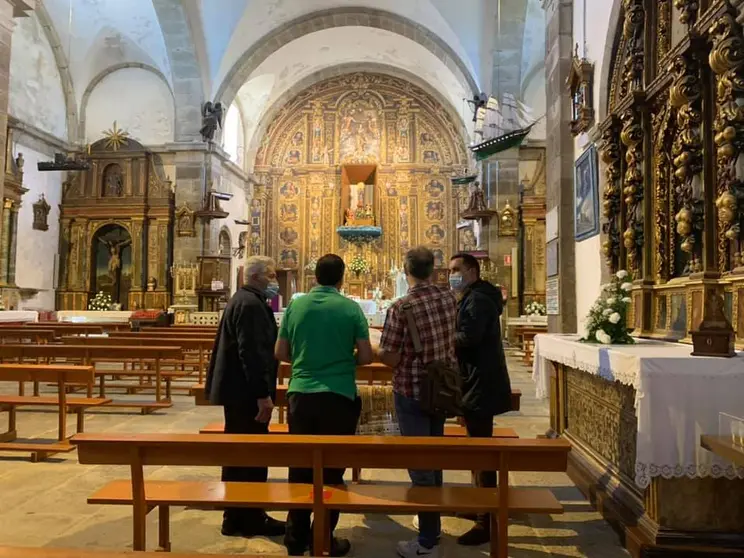 Comezando a renovacion do retablo da Virxe da Barca de Muxia