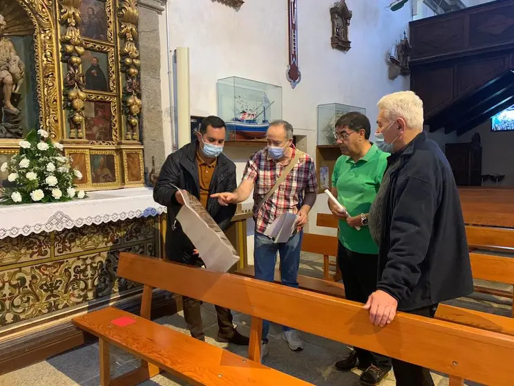 O alcalde anunciando a recostrucion do altar da Virxe da Barca de Muxia