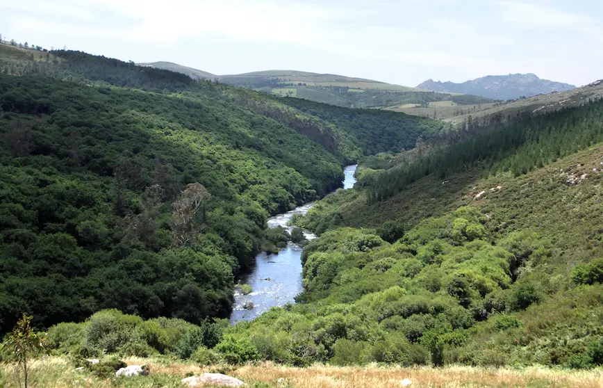 O río Xallas entre os montes da Ruña e a costa dos Buxantes. Na marxe esquerda podemos ver unha parte da devesa de Anllares e alá no fondo o Pedregal do Pindo