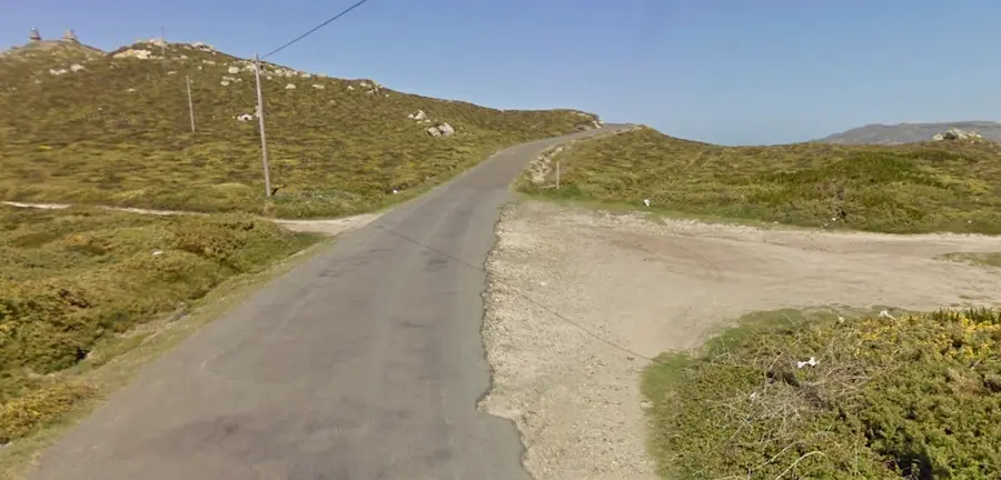 Zona onde se habilitara un espazo para deixar os coches no Faro Vilan