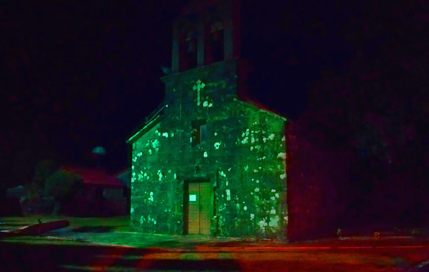 A Igrexa de Sancosme vestida de verde polo ELA