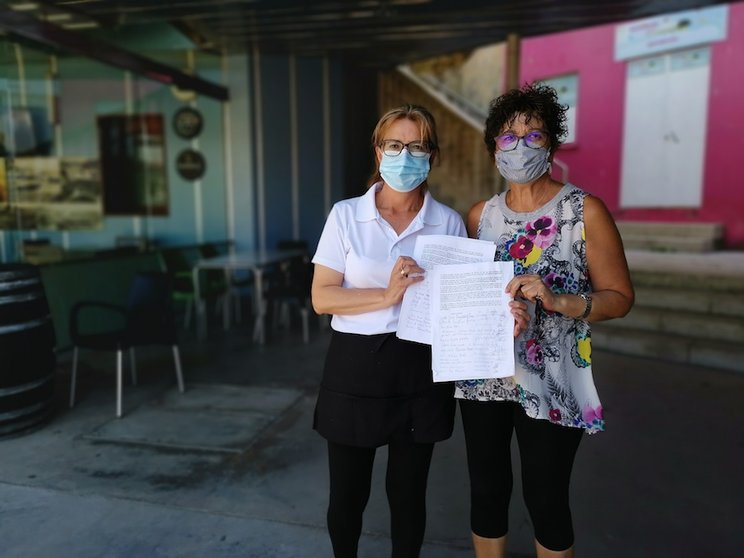 Mari Carmen Canosa López e Manolita Rivera denuncian deficiencias no porto de Fisterra