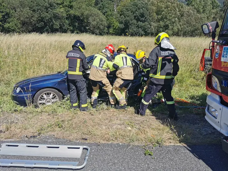 Bombeiros de Cee e GES de Muros excarcerando un home tras un accidente en Carnota