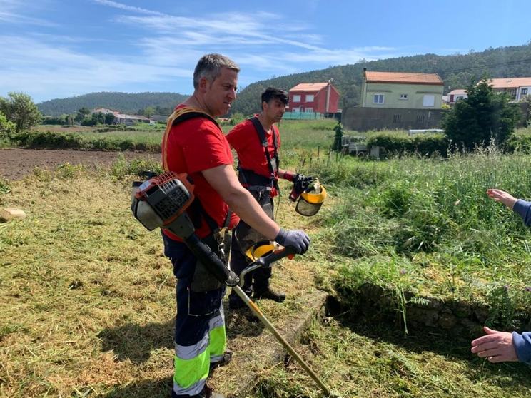 Operarios nos traballos de limpeza e mellora do Concello de Muxía.