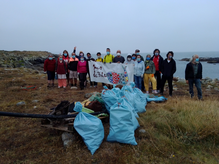 Voluntarios de Mar de Fábula recollendo o lixo nos coídos de Coenda e o Corno.