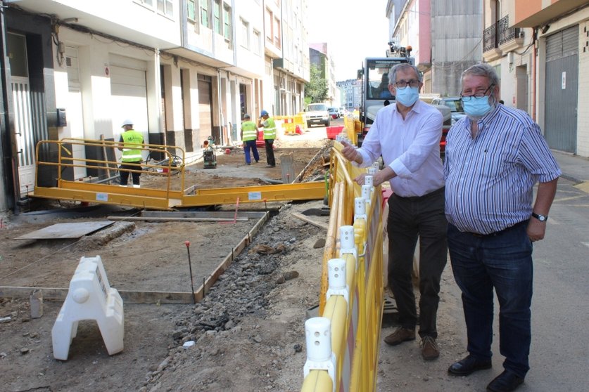 O alcalde, Evencio Ferrero, e o concelleiro de Obras, Luis Lamas, nas obras da rúa Bos Aires.