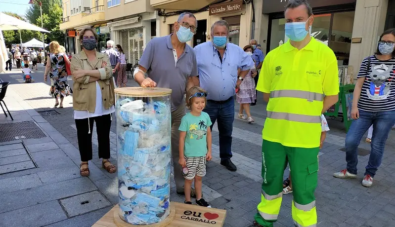 O bidón transparente colocouse onte na rúa A Coruña. concello de carballo