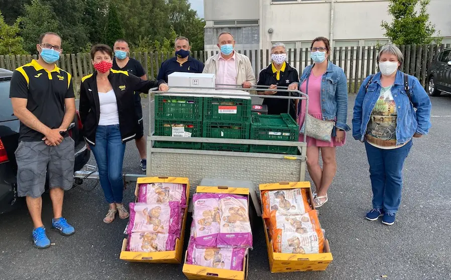 Doazón alimentos na Laracha polo Club Salvamento